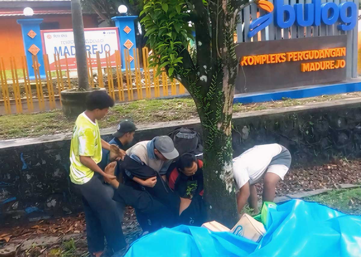 RENGGUT NYAWA: Evakuasi terhadap korban kecelakaan lalu lintas di Jalan Iskandar, Kelurahan Madurejo, Kecamatan Arut Selatan, Kabupaten Kotawaringin Barat yang merenggut satu jiwa, Senin (24/11).