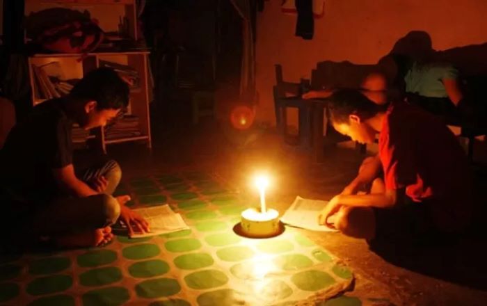 ilustrasi pelajar yang harus terpaksa belajar di rumah tanpa lampu, karena listrik belum masuk di daerah itu