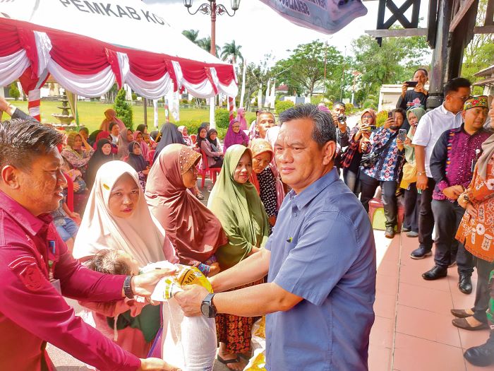BANTUAN: Plt Asisten II Setda Kotim Rody Kamislam saat kegiatan penyaluran bantuan pangan Presiden RI sekaligus pembukaan Pasar Murah Stabiliasi Harga menjelang Nataru 2025/2026 di halaman Kantor Bupa
