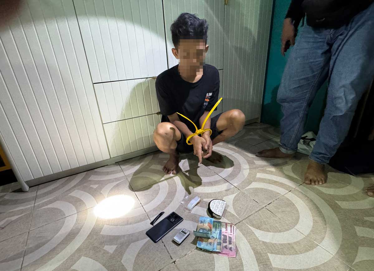 DIRINGKUS: Terduga pengedar sabu, In, saat diciduk aparat kepolisian.