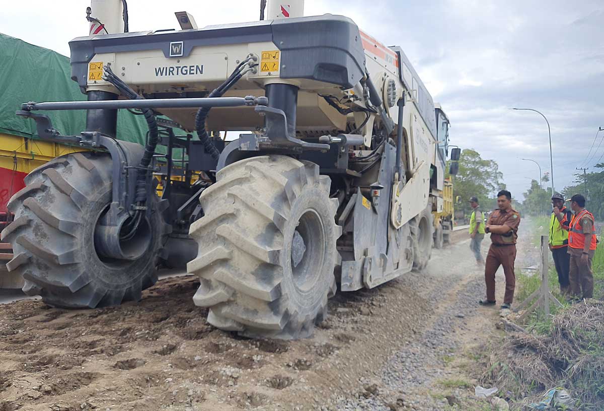 REKONSTRUKSI JALAN: Pelaksanaan rekonstruksi Jalan Pramuka dengan mengerahkan alat berat, Senin (24/11).