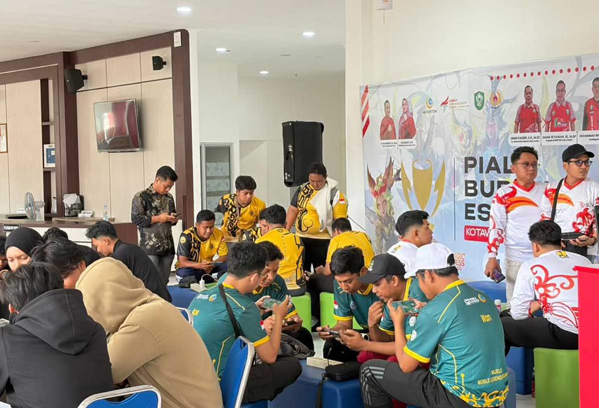 BERSAING: Para peserta saat mengikutiTurnamen Piala Bupati E-Sport.