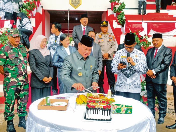 APRESIASI: Bupati Kotim Halikinnor saat peringatan HUT PGRI ke-80 dan Hari Guru Nasional 2025 yang digelar di Stadion 29 November Sampit baru-baru tadi. FOTO: YUNI/RADAR SAMPIT
