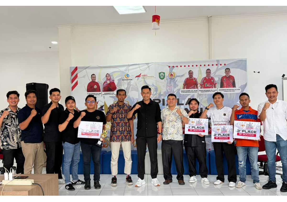 PEMENANG: Para pemenang yang mengikuti Piala Bupati E-Sport di Mal Pelayanan Publik, Minggu (23/11).