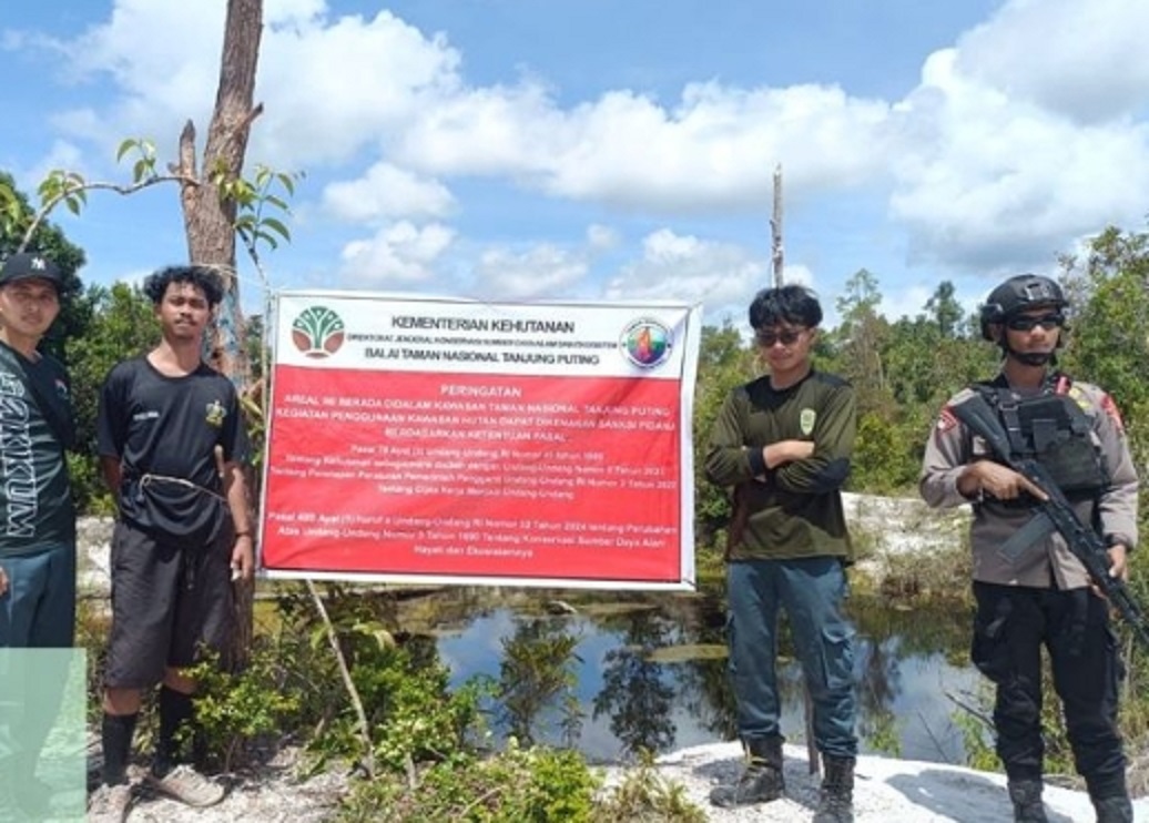 Pemasangan spanduk larangan aktivitas penambangan di kawasan konservasi TN Tanjung Puting, Kecamatan Kumai, Kabupaten Kotawaringin Barat