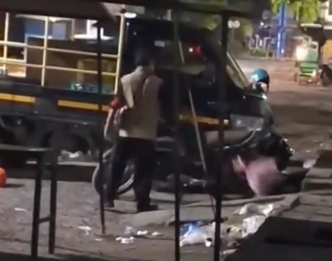 Video rekaman berisi oknum warga membuang sampah sembarangan di sekitar Taman Kota Sampit, tersebar di medsos.