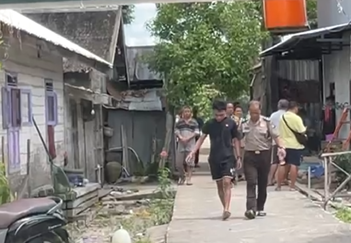 Polisi menggiring seorang yang diduga terlibat perederan narkoba di Hanau, Kabupaten Seruyan, Senin (24/11).