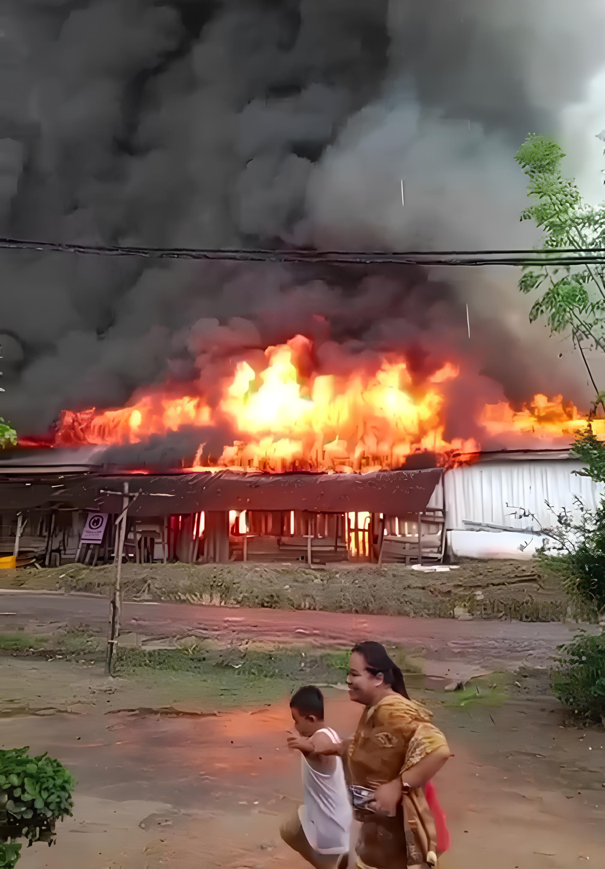 Nampak warga yang panik ketika terjadi kebakaran melanda gudang pupuk milik PT BLP di Desa Bedaun, Kumai Seberang, Kecamatan Kumai, Kabupaten Kotawaringin Barat , Senin (24/11) sekitar pukul 13.00 WIB