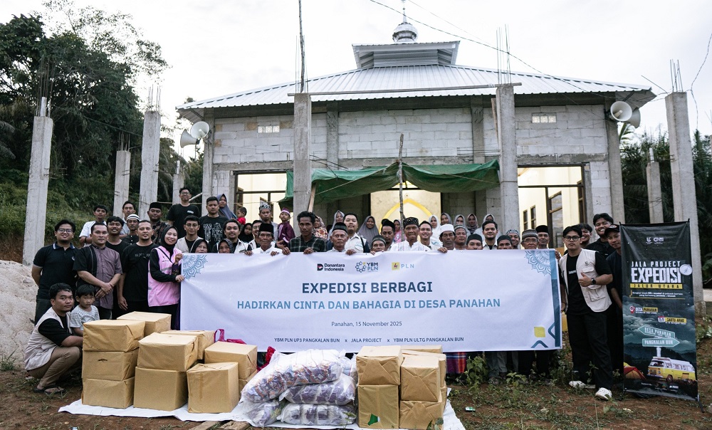 Tim Ekspedisi Berbagi Hadirkan Cinta dan Bahagia dari YBM PLN dan warga desa Panahan di depan Masjid Nurul Huda.