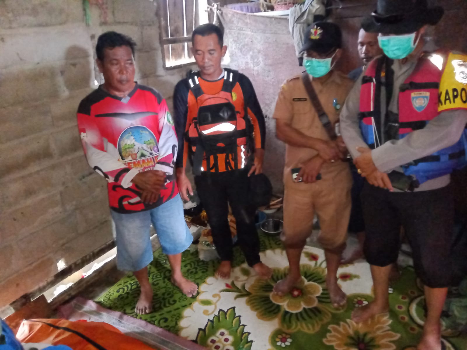 Petugas dan warga saat mengantar jenazah korban serangan buaya ke pihak keluarga, setelah ditemukan, Senin (24/11) siang.