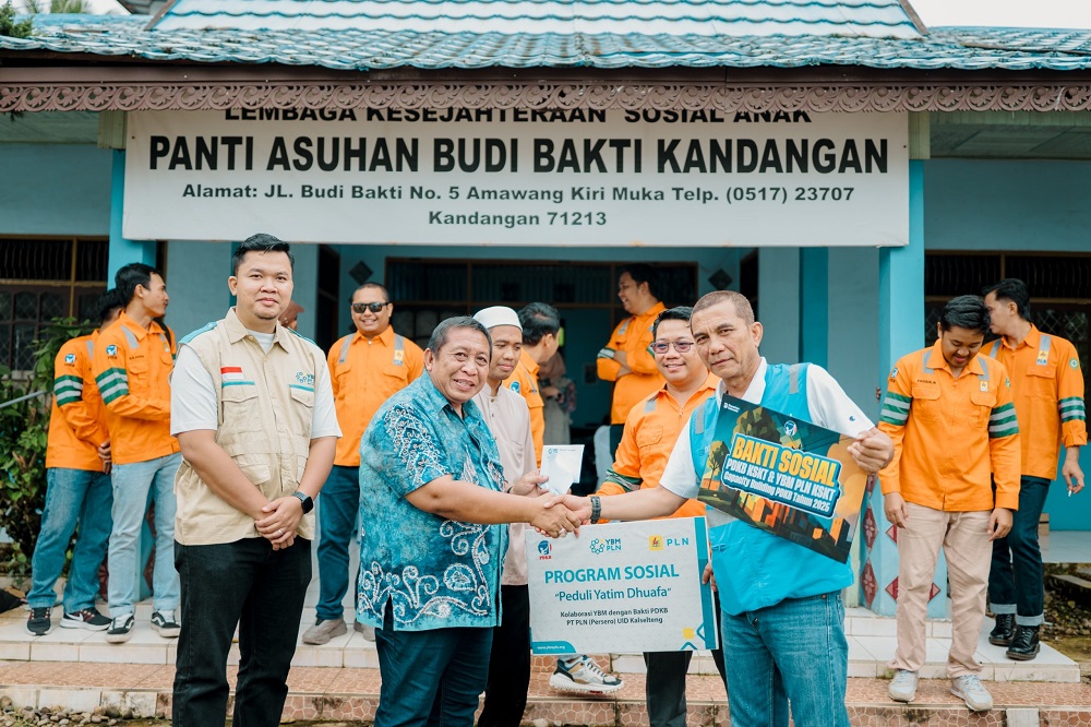 Penyerahan secara simbolis dari YBM PLN UID Kalselteng melalui Tim PDKB untuk Panti Asuhan Budi Bakti Kandangan yang diterima oleh Ketua Yayasan, H. Asyikin Noor