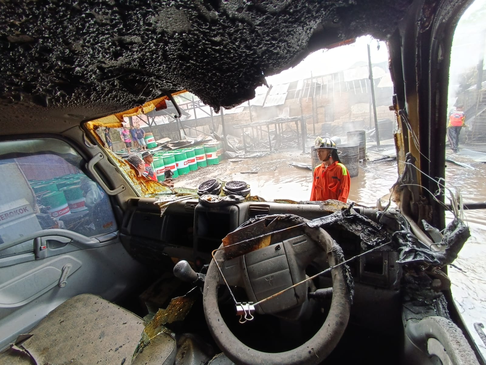 Salah satu truk yang terbakar, di gudang penyimpanan BBM di Jalan Kembali Sampit, Minggu (23/11)