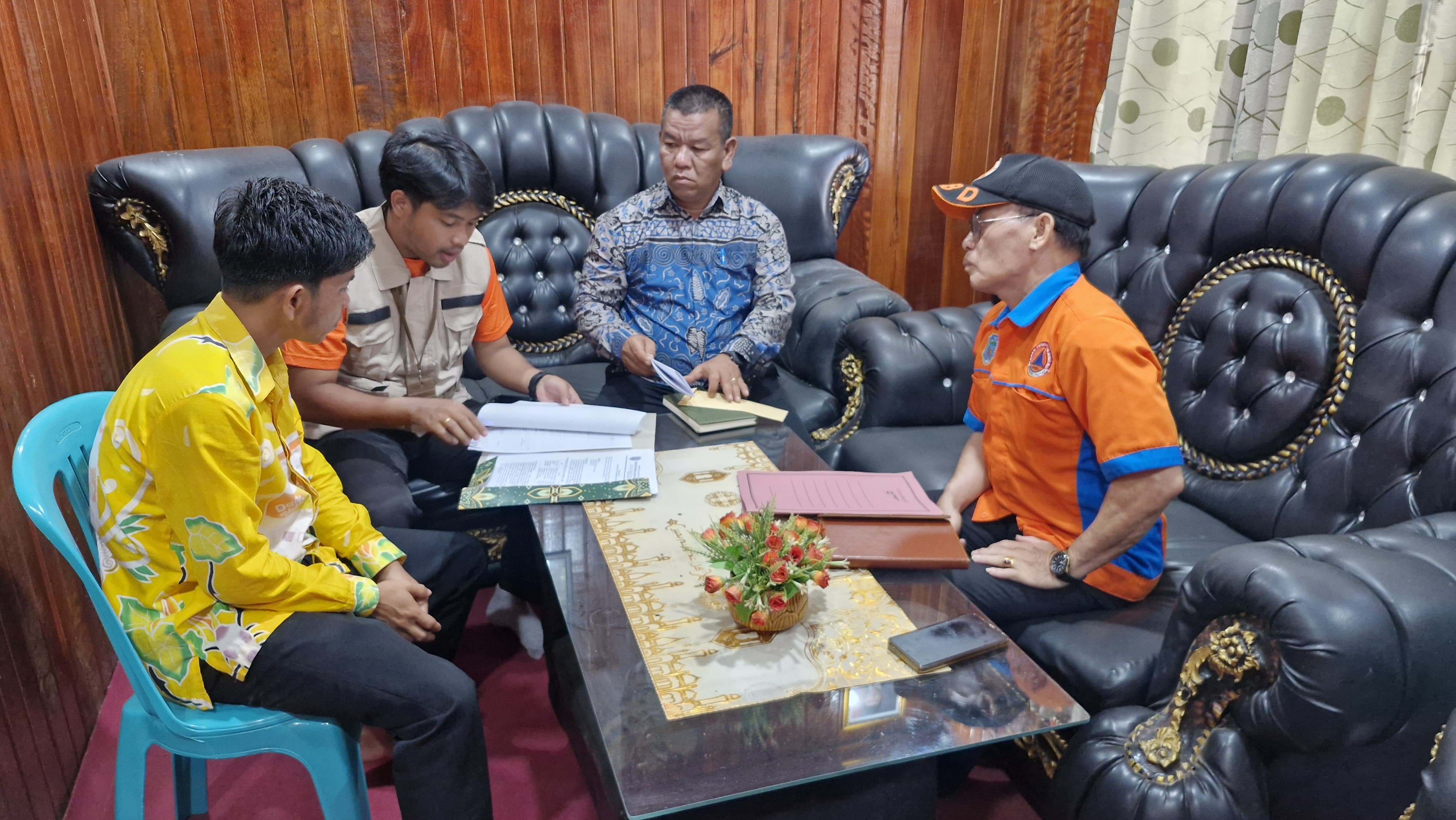 Penandatanganan dokumen komitmen desa tangguh bencana di Kabupaten Lamandau baru baru ini.