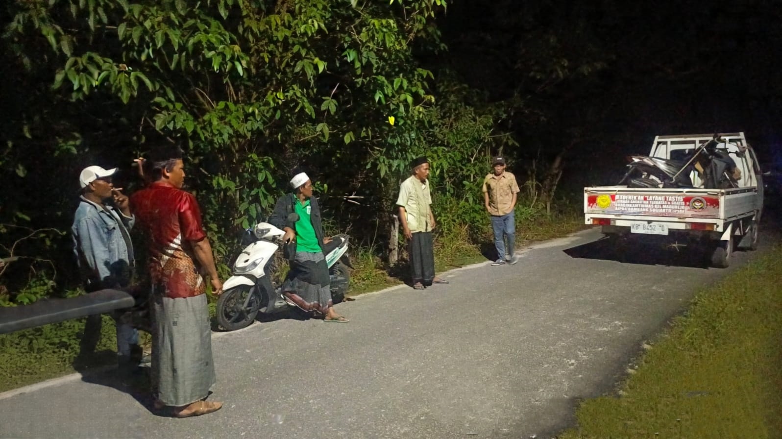 Bhabinkamtibmas Madurejo mengamankan kendaraan yang ditinggal pemiliknya di tepi jalan Samari 2, Kelurahan Madurejo, Kecamatan Arsel, Kabupaten Kobar, Minggu (23/11).