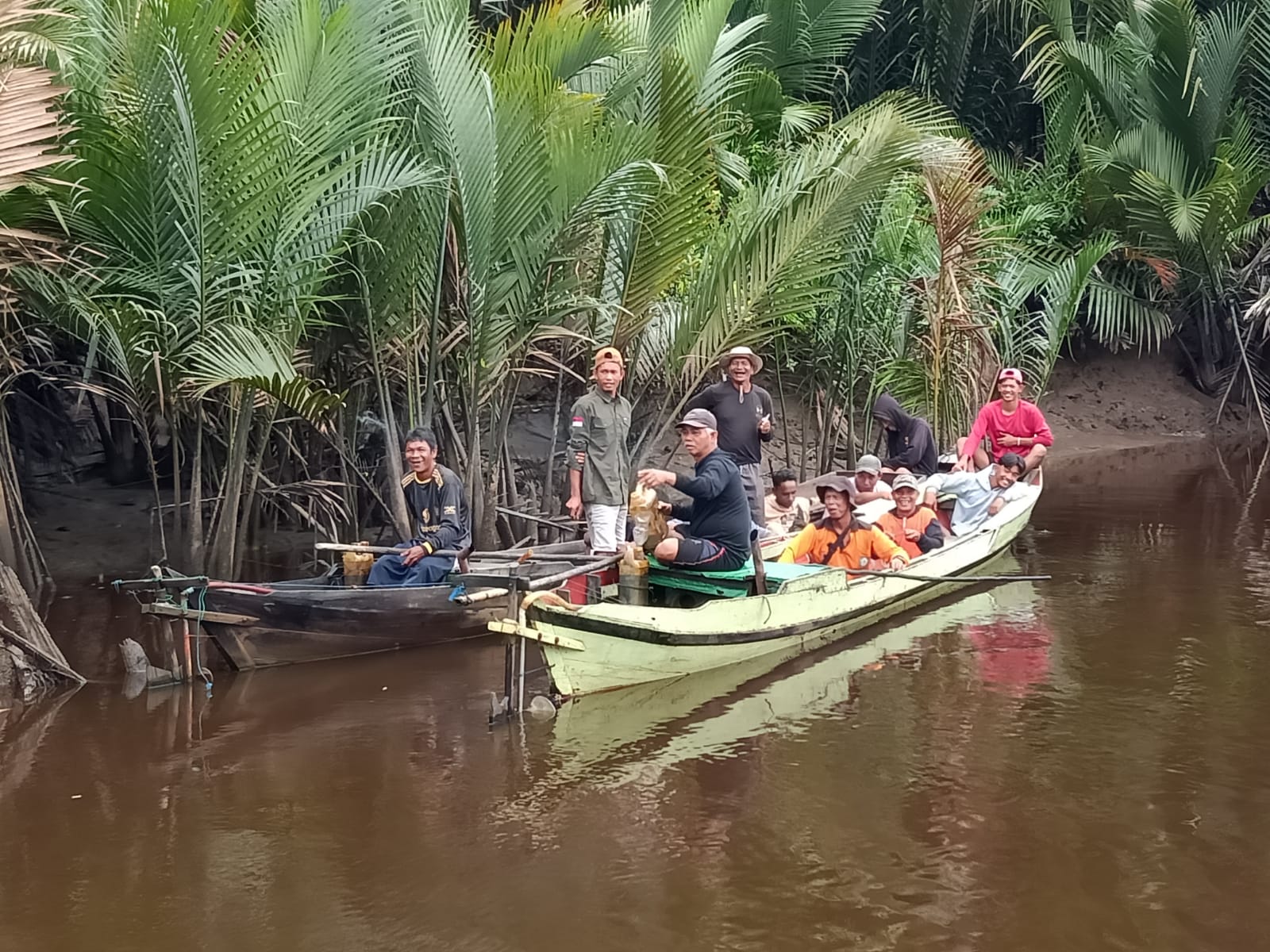 Warga yang turut melakukan pencarian terhadap jasad Muhran, warga yang diserang buaya di Desa Satiruk, Pulau Hanaut, hingga akhirnya korban ditemukan.