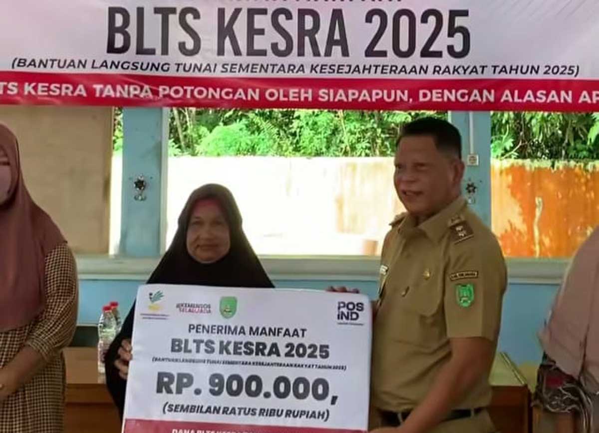 BANTUAN: Warga Kelurahan Mendawai, Sukamara, menerima Bantuan Langsung Tunai Sementara Kesejahteraan Rakyat.