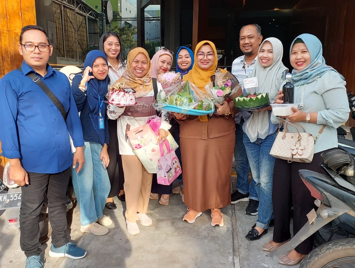 Irawati dan Siti Fauziah bersama staf dan karyawan Radar Sampit, serta rekan-rekan awak media saat mendapatkan kejutan hadiah dan ucapan selama serta doa di momen spesial HUT ke 47, Selasa (25/11).