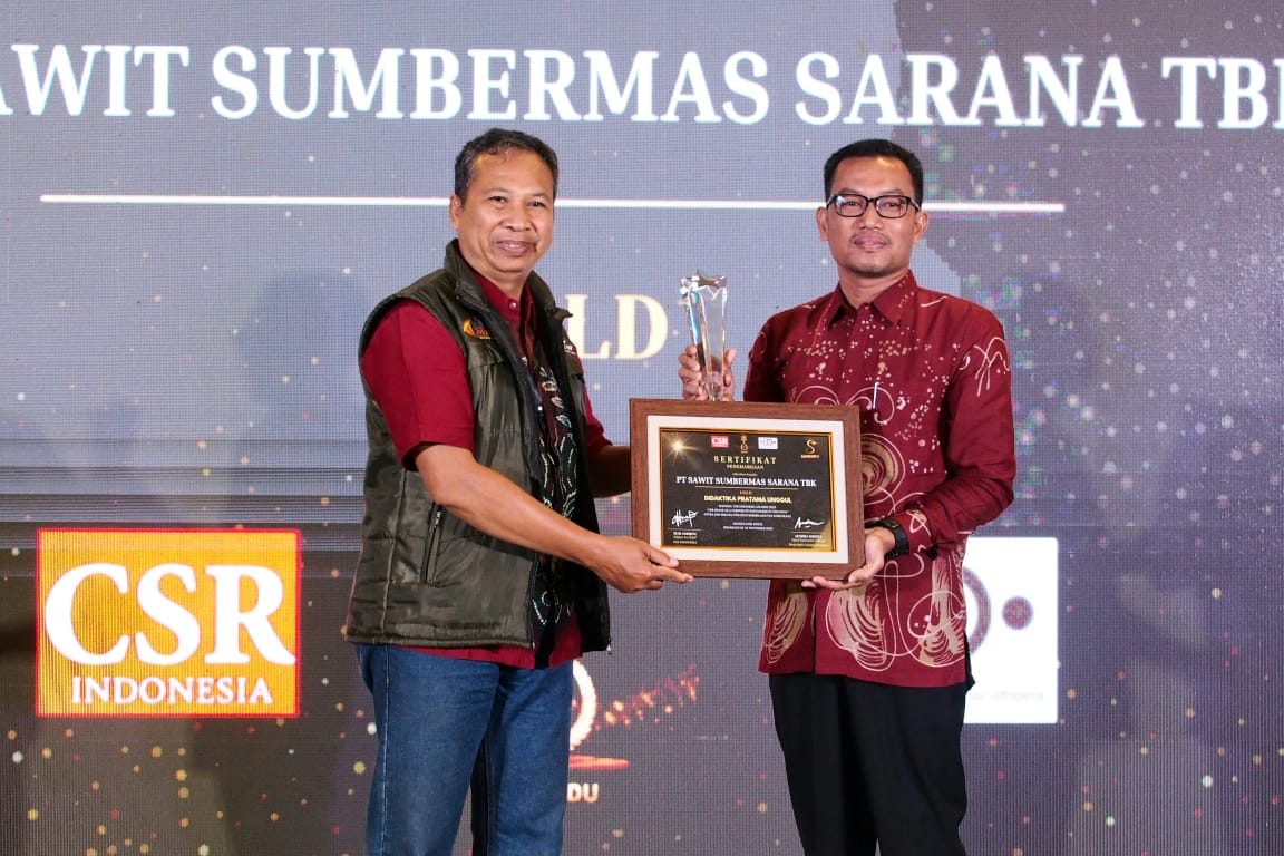 Penyerahan medali dan piagam kepada Manager CSR PT SSMS Tbk Abdur Rohman Bapak Dr. Bono Setyo, M.Si Dosen FISHUM UIN Sunan Kalijaga Yogyakarta
