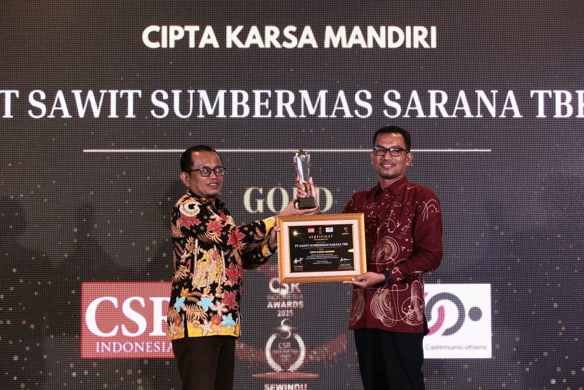 Penyerahan medali dan piagam kepada Manager CSR PT SSMS Tbk Abdur Rohman oleh Dr. Gede Moenanto Soekawati Dosen Universitas Pancasila dan Ketua Senat