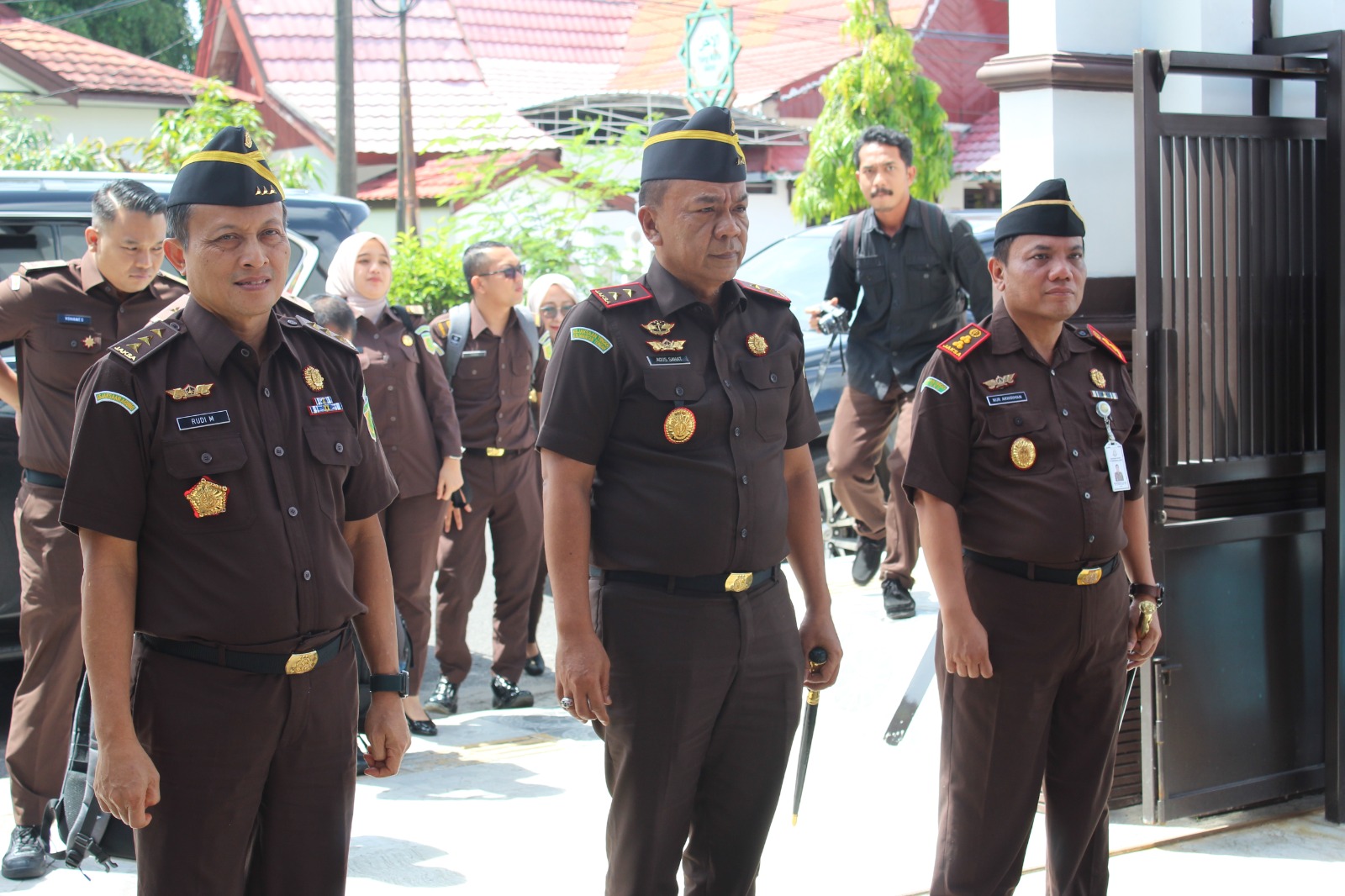 Jamwas Kejagung RI Rudi Margono (kanan) bersama Kajati Kalteng Agus Sahat ST Lumban Gaol (tengah), didampingi Kajari Kotim Nur Akhirman (ujung kiri), dalam agenda kunjungan kerja di Sampit, (25/11).
