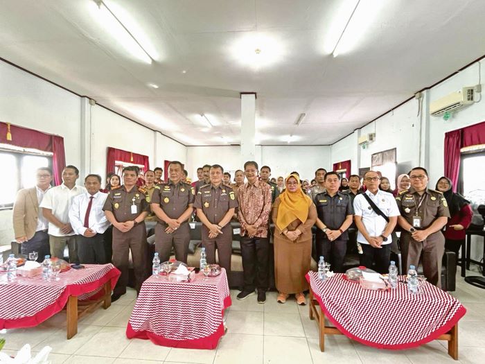 FOTO BERSAMA: Wabup Kotim Irawati hadiri kuliah umum Jaksa Agung Muda Pengawasan Kejagung RI di STIH Habaring Hurung Sampit, Selasa (25/11/2025). FOTO: WISNU UNTUK RADAR SAMPIT