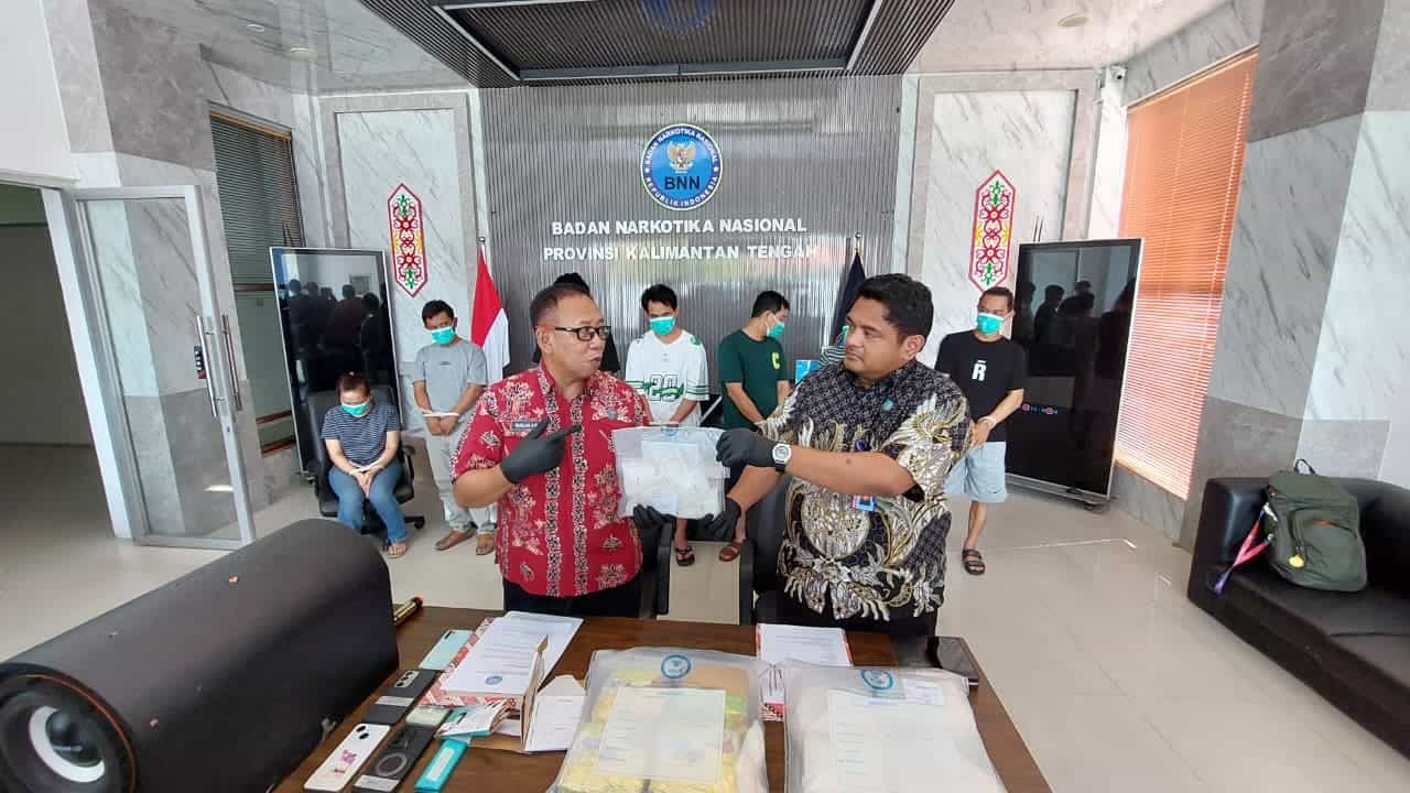 Pihak BNNP Kalteng memperlihatkan sejumlah barang bukti narkotika dan para pelaku dalam satu jaringan lintas Kalimantan, Selasa (25/11).