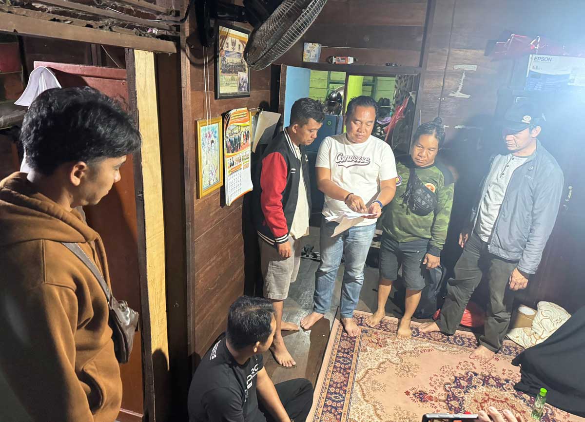 DIRINGKUS: MA saat diciduk aparat dalam operasi penangkapan di kediamannya, Jumat (21/11) malam lalu.