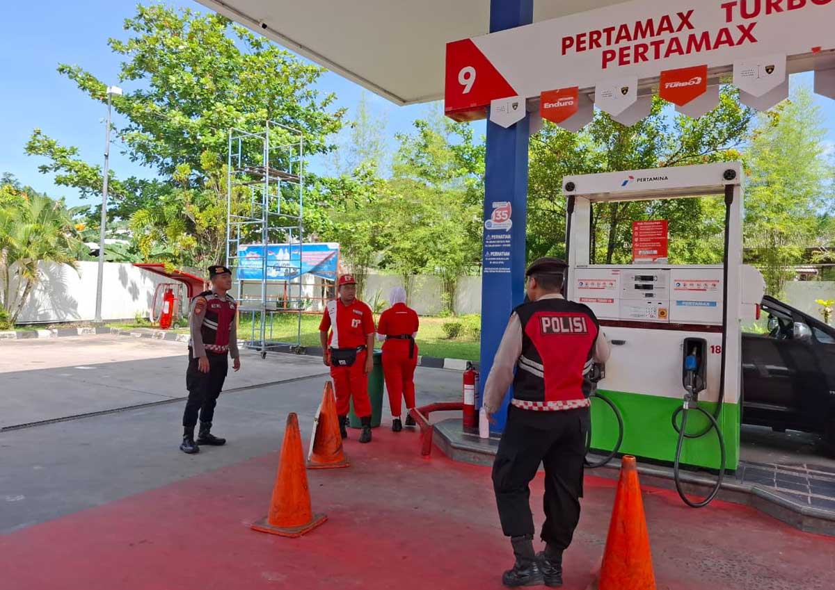 ANTISIPASI: Petugas Polres Kotim saat patroli di SPBU Jalan MT Haryono, Sampit, Selasa (25/11) siang.