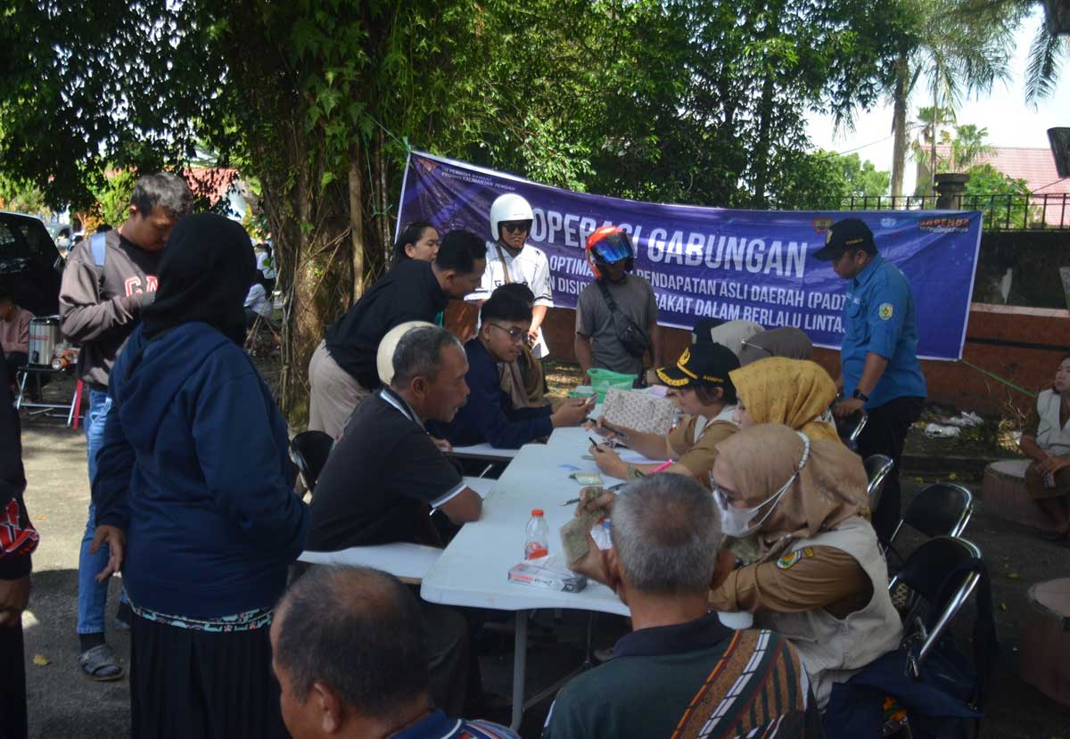 RAZIA: Operasi gabungan penertiban pajak kendaraan bermotor yang dilaksanakan di Jalan Wahidin Sudiro Husodo menjaring ratusan pengendara, Selasa (25/11/2025).