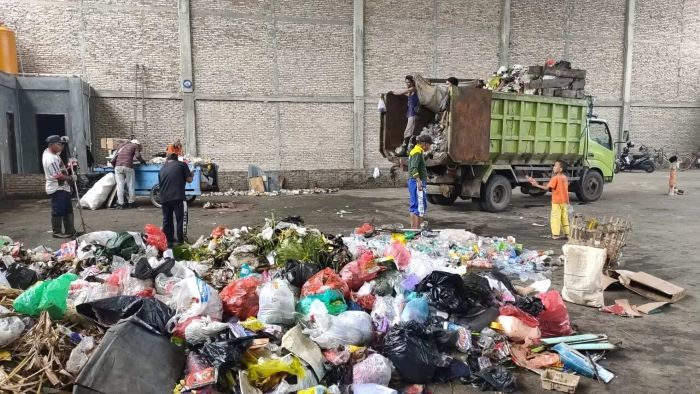 ILUSTRASI: Aktivitas pekerja di salah satu Depo Sampah di wilayah Kecamatan Baamang. FOTO: DOK.YUNI/RADAR SAMPIT