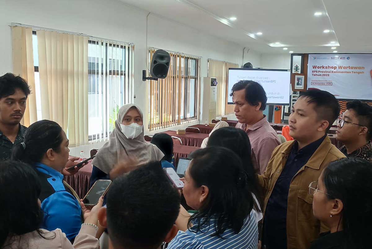 WAWANCARA: Tim Garda Sensus Ekonomi BPS Kalteng Isni Sukrianah memberikan keterangan pada wartawan.