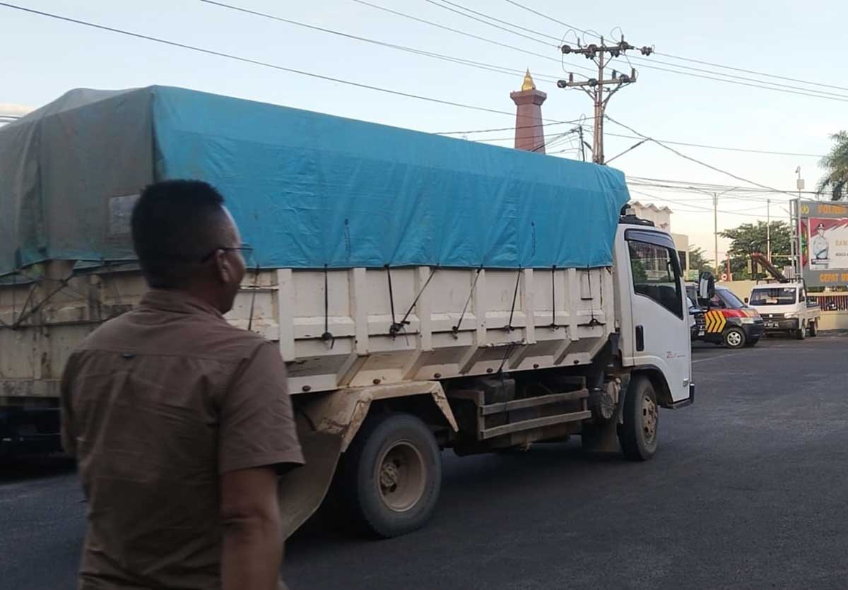 DIAMANKAN: Truk yang diamankan aparat karena mengangkut kayu tanpa dokumen resmi alias ilegal.