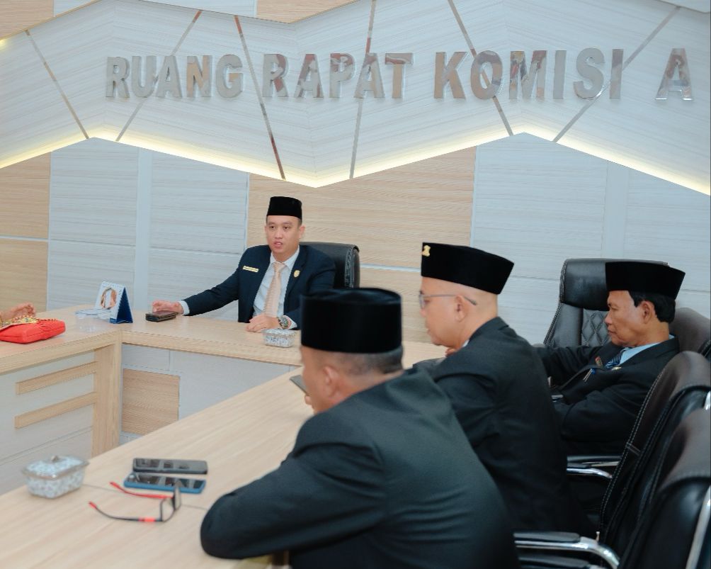 Ketua Komisi A DPRD Kobar Muhammad Isro Wahyudin di ruang rapat komisi bersama anggota.