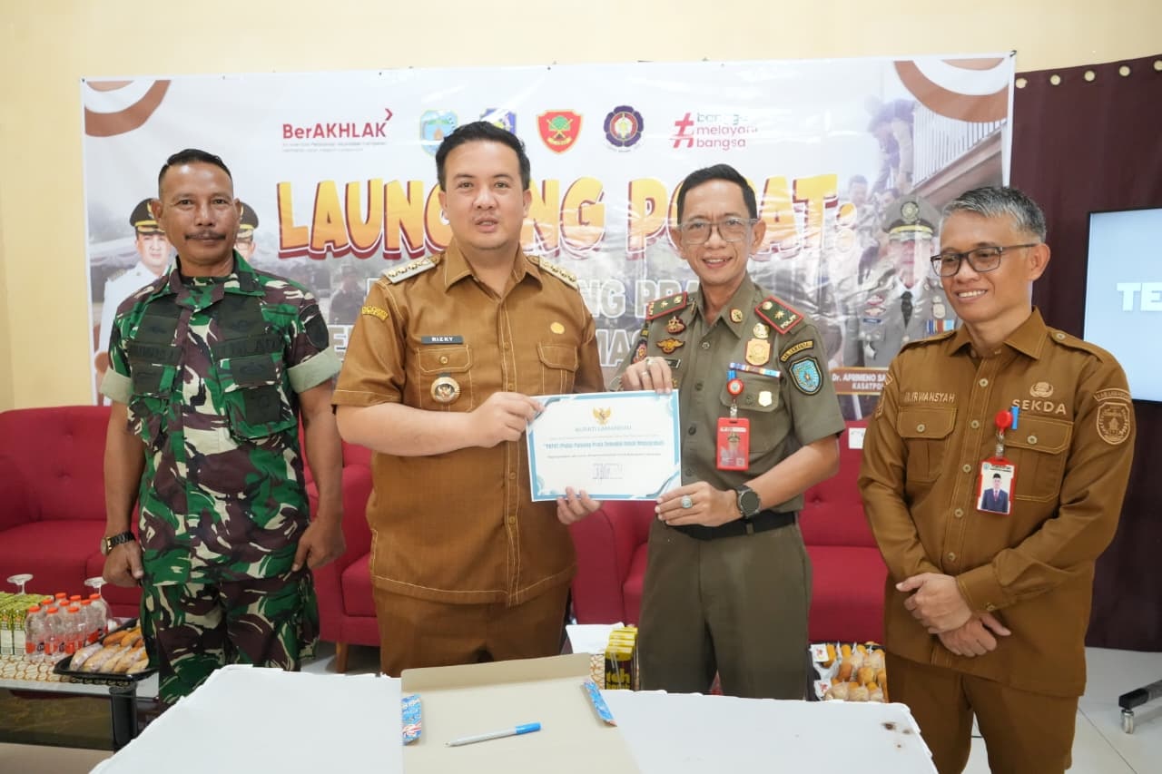 Bupati Lamandau Rizky Aditya Putra bersama Kasatpol PP dan Damkar, serta Sekda Lamandau meluncurkan program Polisi Pamong Praja Semakin Dekat Masyarakat