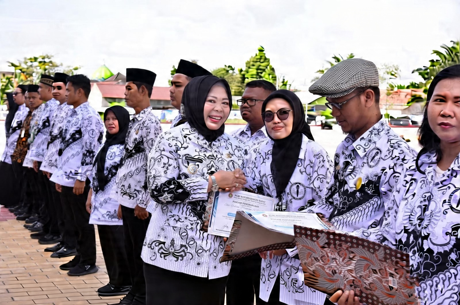 Bupati Kobar Hj Nurhidayah saat memberikan piagam penghargaan kepada para guru.