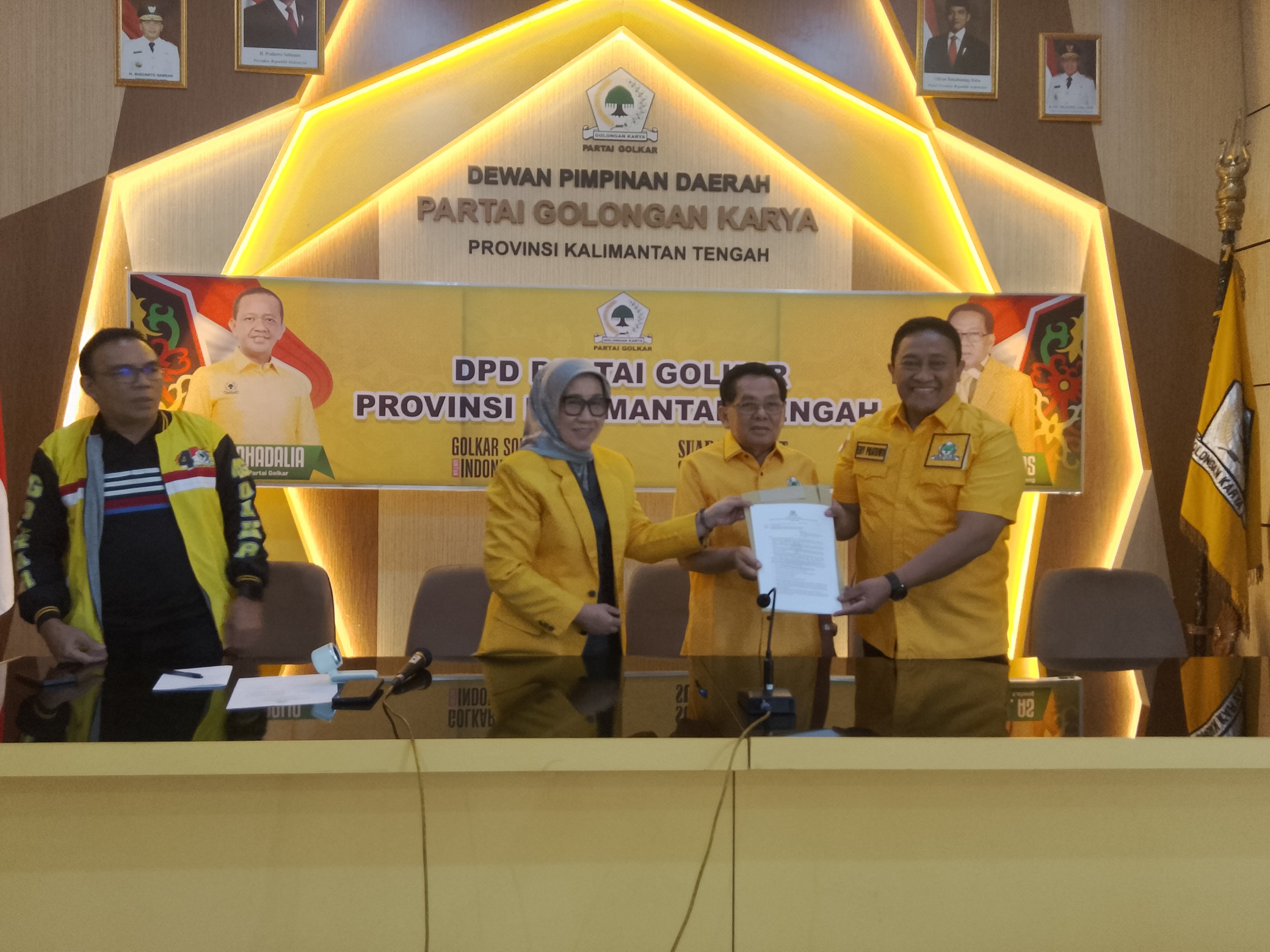 Edy Pratowo (kanan) saat mengambil formulir pendaftaran pencalonan ketua, dalam Musda ke XI DPD Golkar Kalteng, Rabu (26/11) .