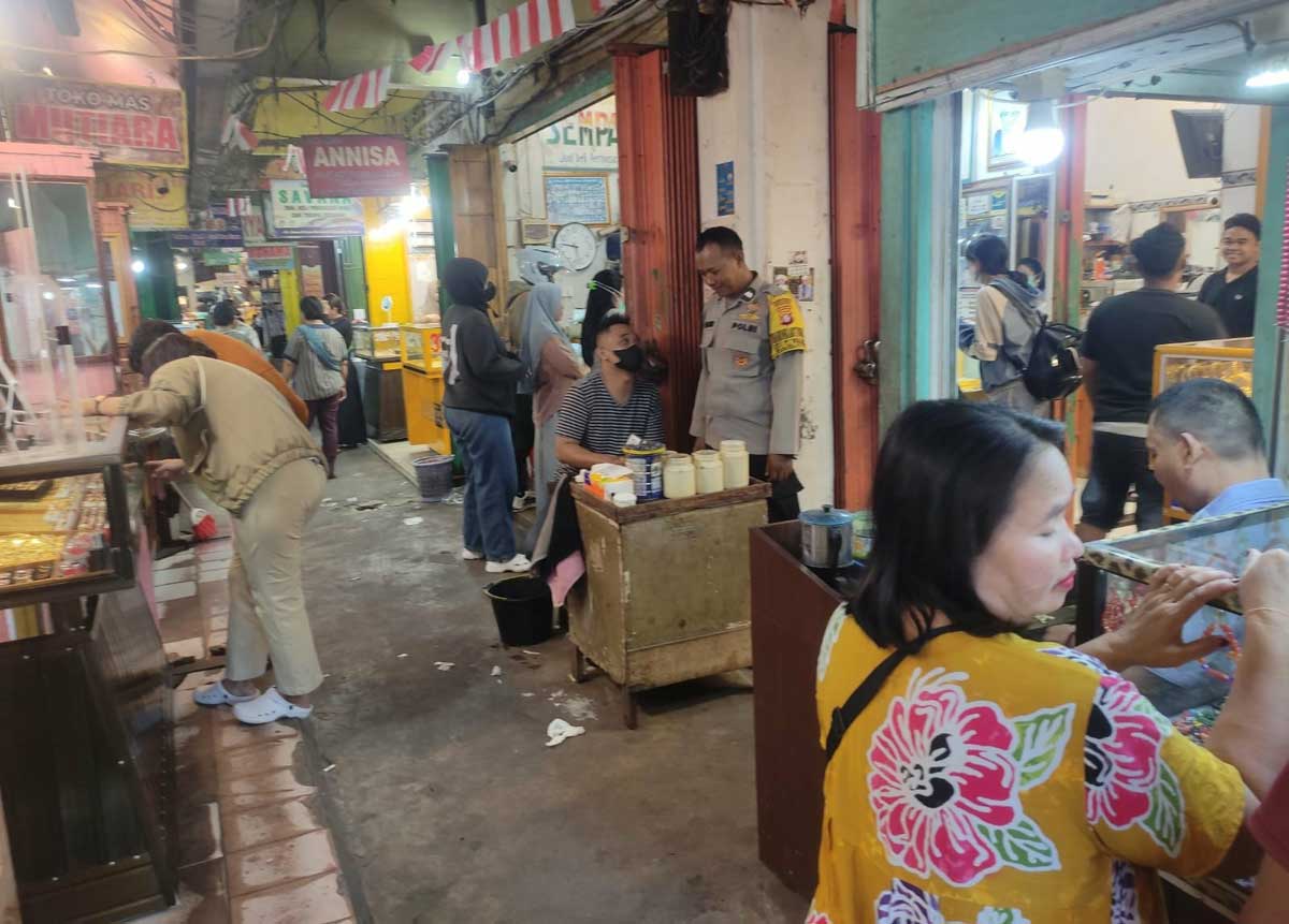 PATROLI: Polsek Pahandut melalui Bhabinkamtibmas melaksanakan patroli dialogis di kawasan Pasar Besar Palangka Raya, Rabu (26/11/2025).