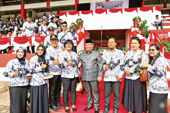 PENDIDIKAN: Bupati Kotim Halikinnor bersama para guru saat peringatan Hari Guru Nasional dan Hari Ulang Tahun ke-80 PGRI, belum lama tadi. FOTO: PROKOPIM KOTIM/RADAR SAMPIT
