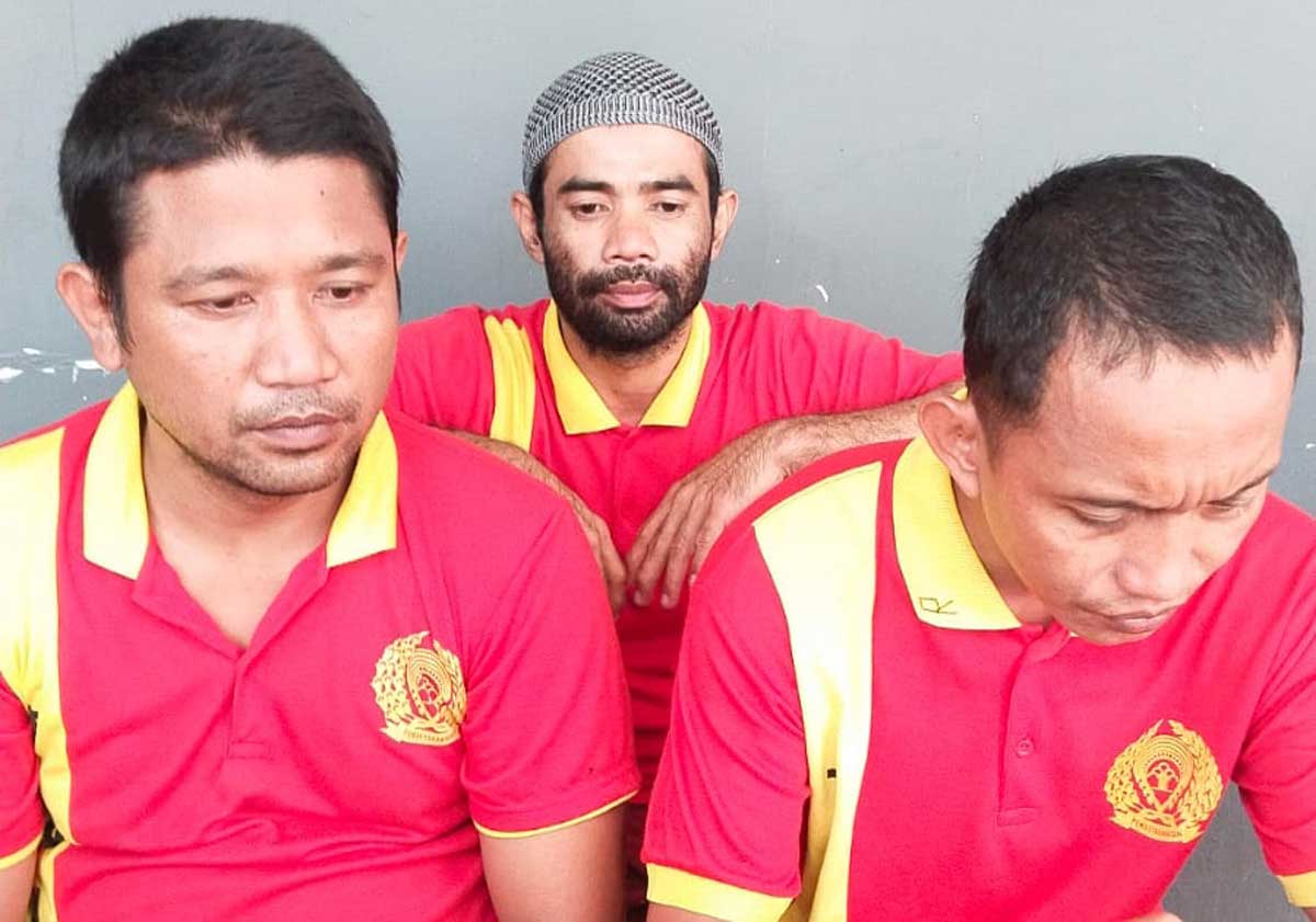 TUNTUTAN: Tiga terdakwa perkara narkoba jenis sabu di Lamandau saat mengikuti persidangan, Rabu (26/11).