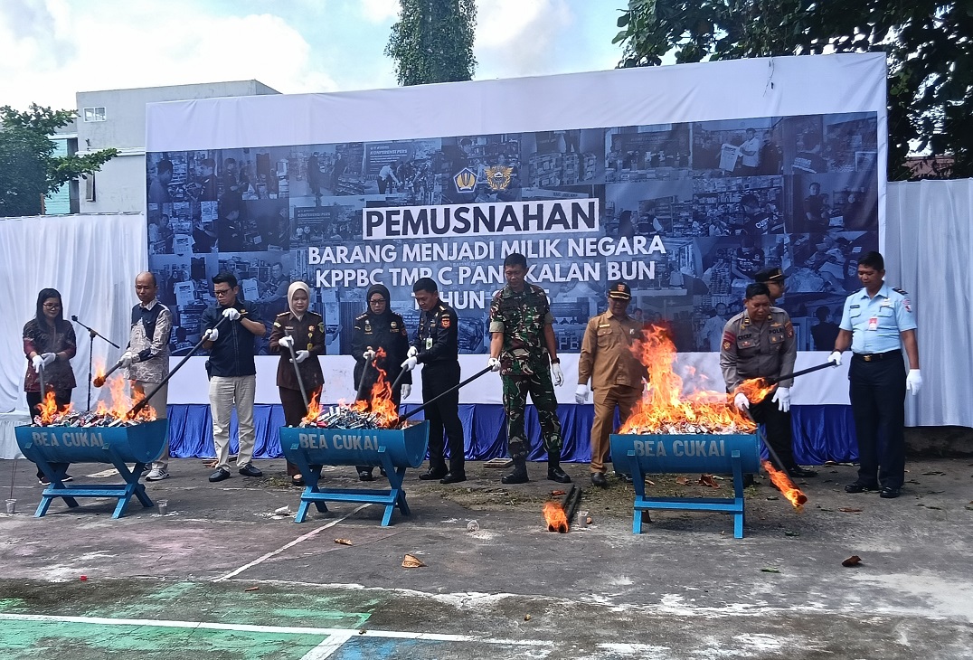 Pemusnahan barang-barang illegal oleh pihak Bea Cukai Pangkalan Bun bersama instansi terkait, hasil penindakan periode 2024 - 2025, Selasa (25/11).
