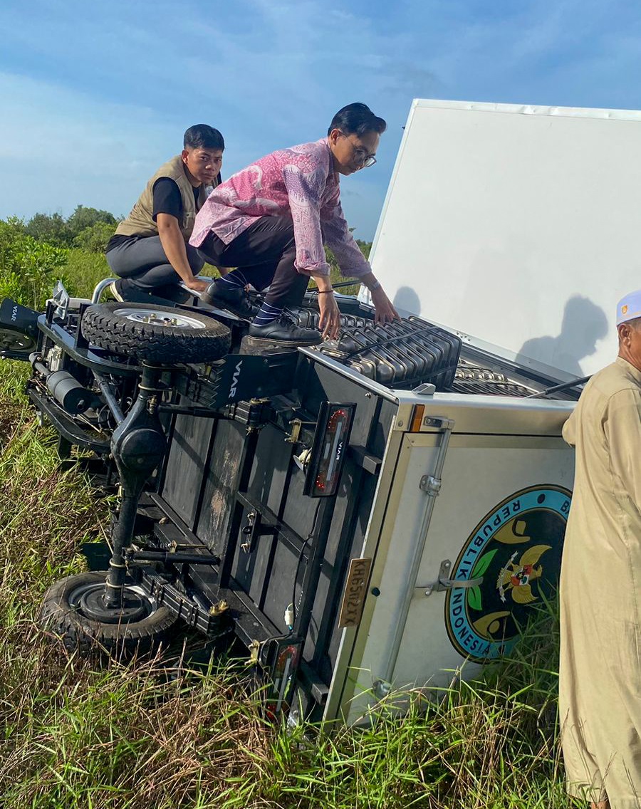 Kendaraan Tosa pengangkut paket MGB untuk 12 sekolah di Seruyan Hilir dan Seruyan Timur, yang terguling, Selasa (25/11).