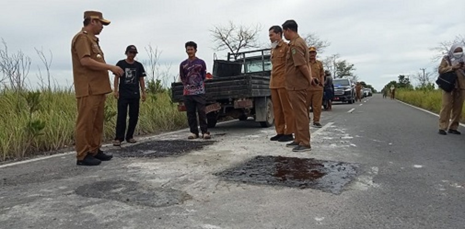 Pengecekan perbaikan jalan di Kabupaten Sukamara, untuk mempermudah akses transportasi warga, belum lama tadi.