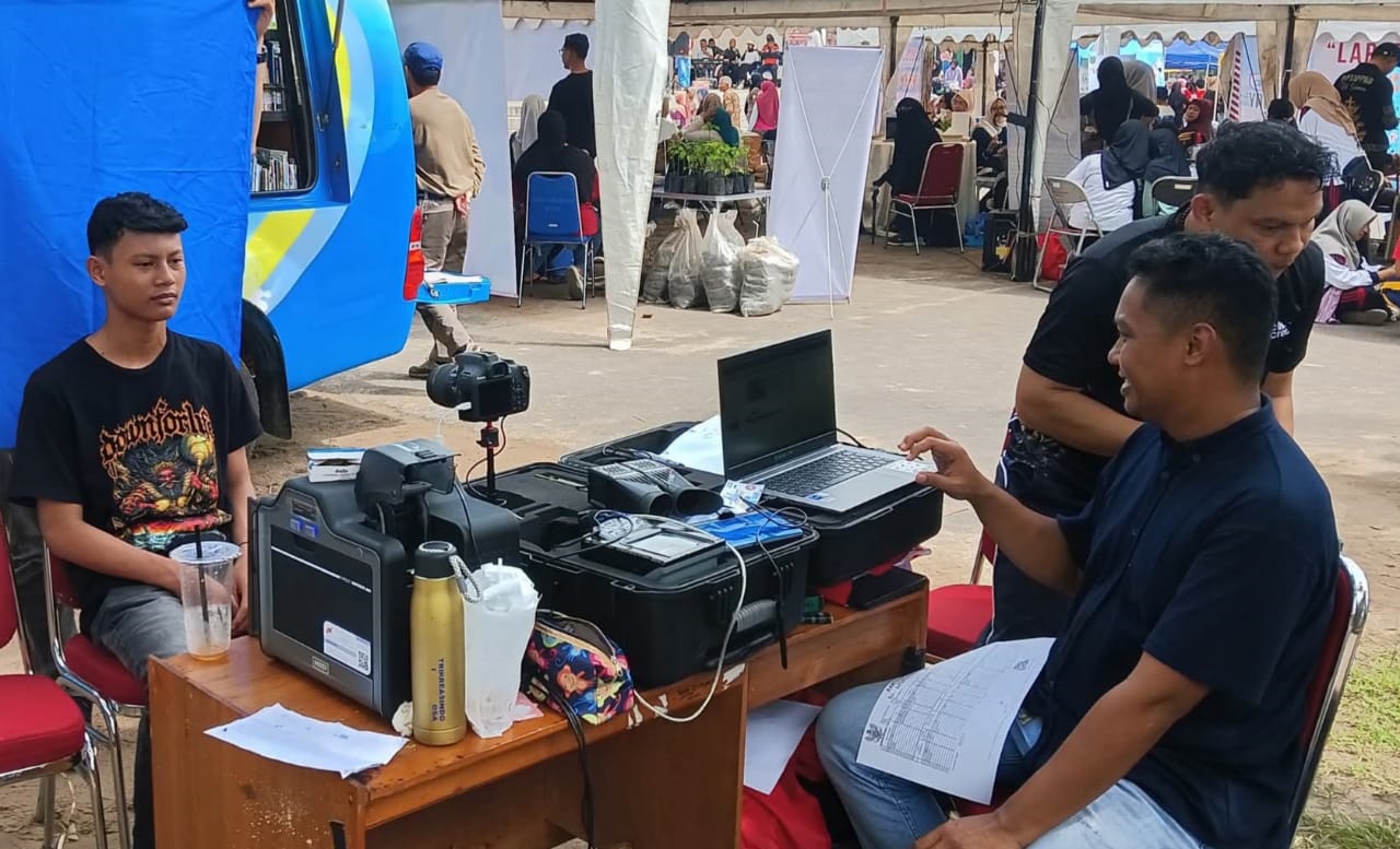 Warga saat meminta pelayanan administrasi kependudukan di Disdukcapil Sukamara.