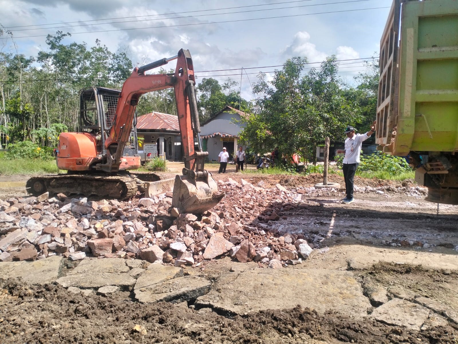 Dinas Pekerjaan Umum dan Penataan Ruang (PUPR) Kotawaringin Barat untuk segera melakukan penanganan darurat di Jalan Ahmad Yani, Pangkalan Lada.