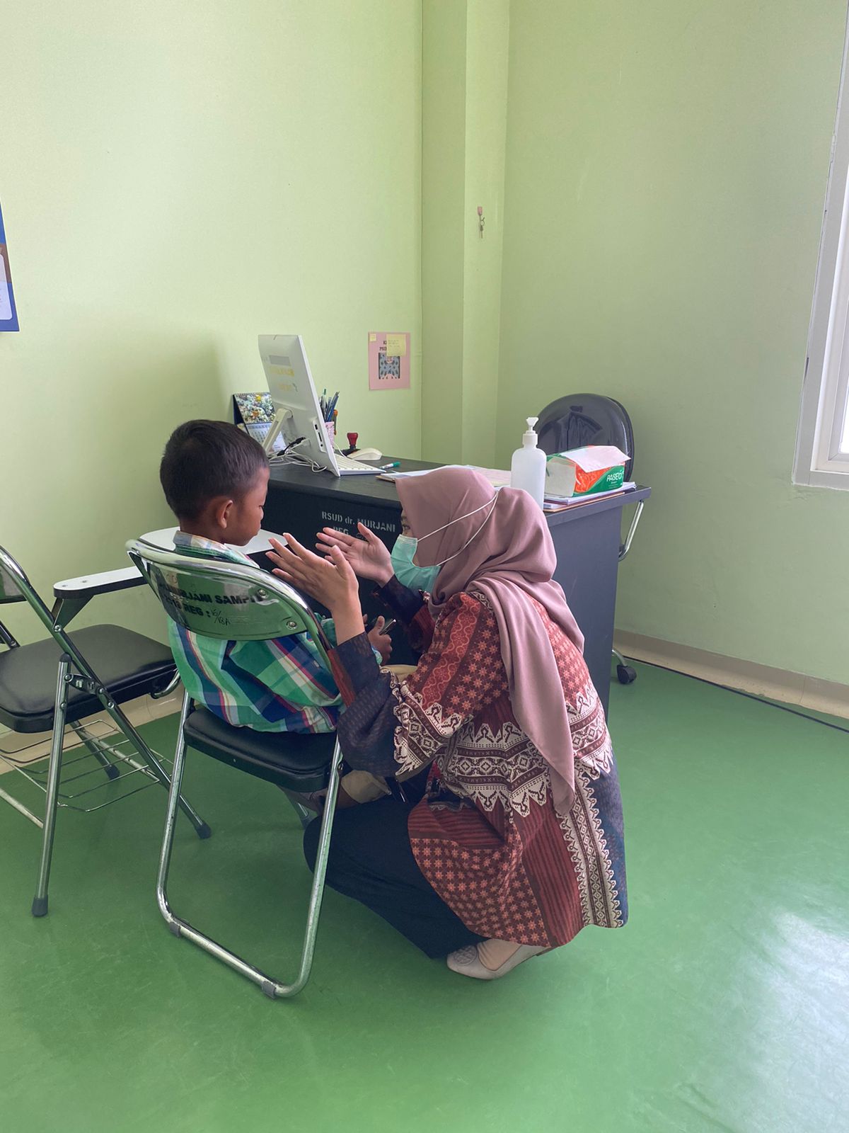 Psikolog Ary Anisa saat memberikan pelayanan kepada salah satu pasien anak yang berobat rawat jalan di Klinik Psikolog RSUD dr Murjani Sampit.