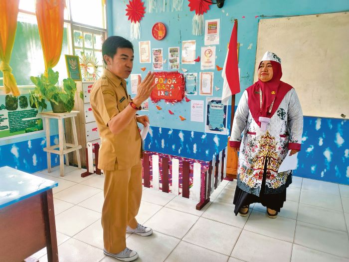 SEKOLAH: Kasi Peserta Didik dan Pengembangan Karakter SMP Disdik Kotim, M. Ikram Muhajir saat melihat ruang kelas di salah satu sekolah di Kota Sampit, baru-baru tadi. FOTO: YUNI/RADAR SAMPIT