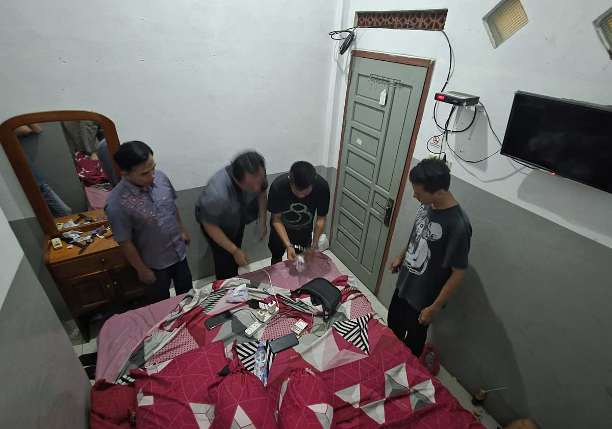 OPERASI: Petugas menggeledah salah seorang pengunjung hotel di kawasan Jalan Pelita, Sampit, baru-baru ini.