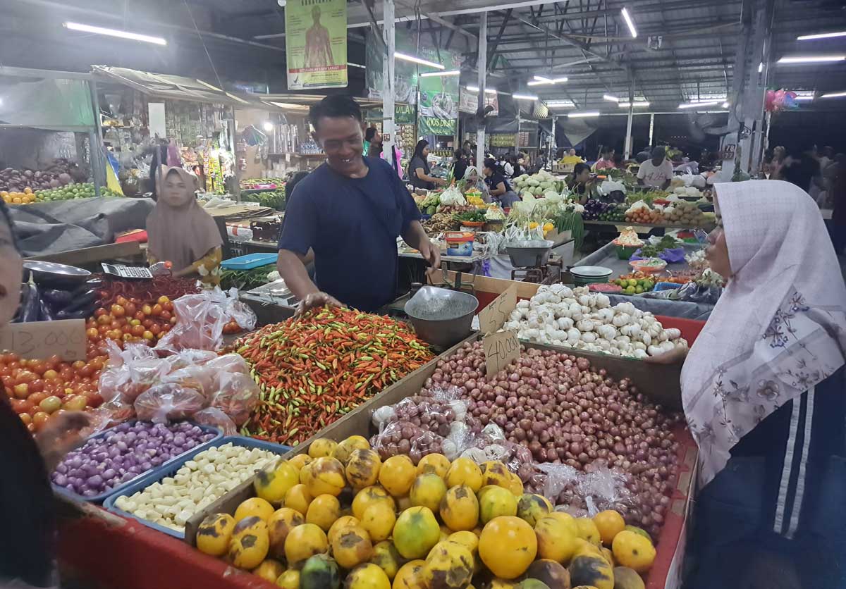 TERUS NAIK: Aktivitas pedagang di Pasar Al Kamal Kamis, Kamis (27/11). Harga cabai terus merangkak naik setiap hari.