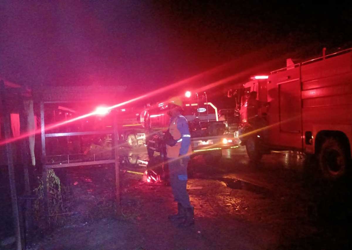 PENANGANAN: Petugas pemadam saat penanganan kebakaran hebat yang menghanguskan kios dan rumah kayu panggung di tepi Jalan Trans Kalimantan, Kamis (27/11/2025) dini hari.