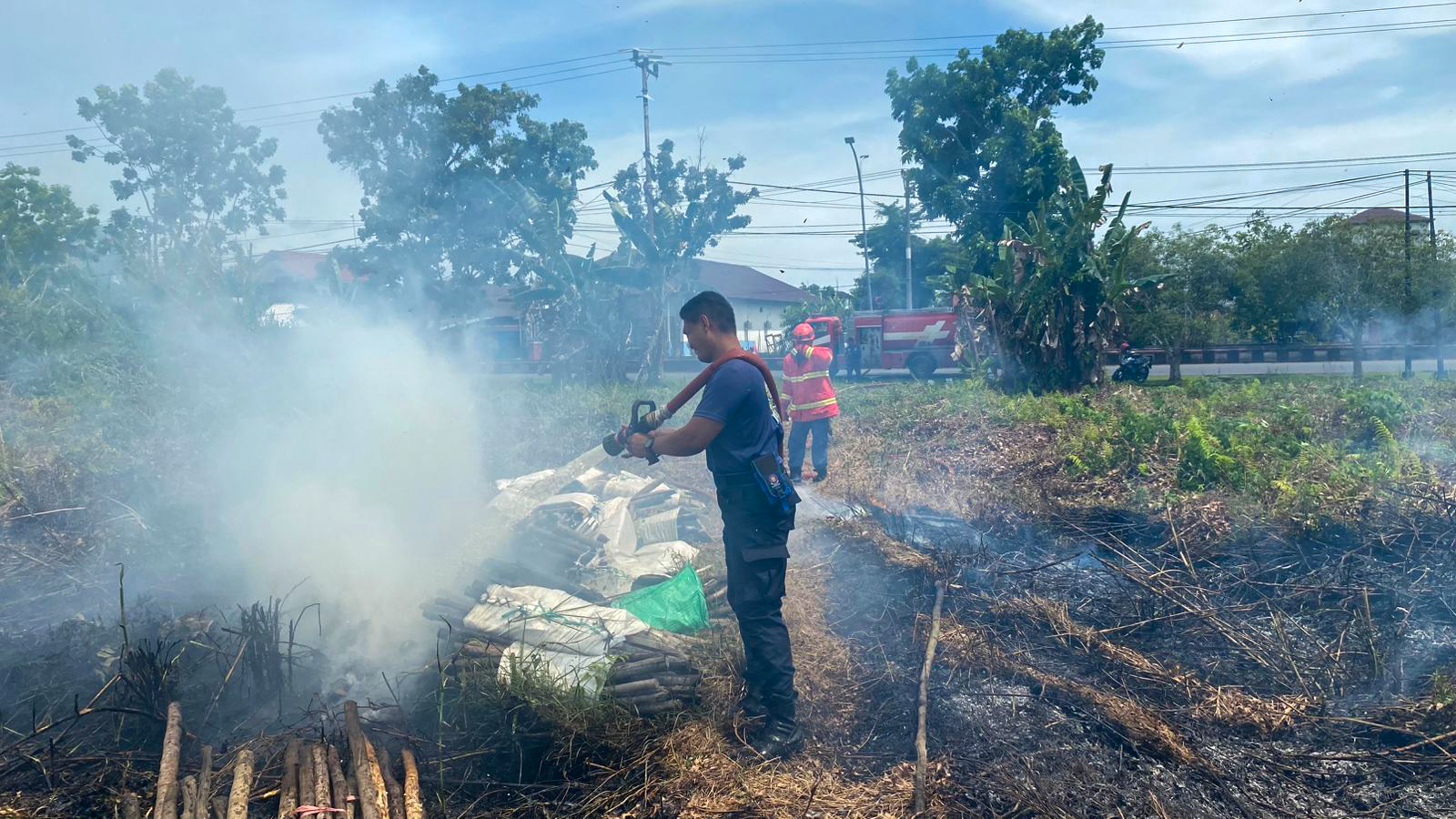 DIBAKAR: Pemadaman api yang membakar lahan seluas 1 hektare di Kelurahan Kuala Pembuang II, Kecamatan Seruyan Hilir, Rabu (26/11).